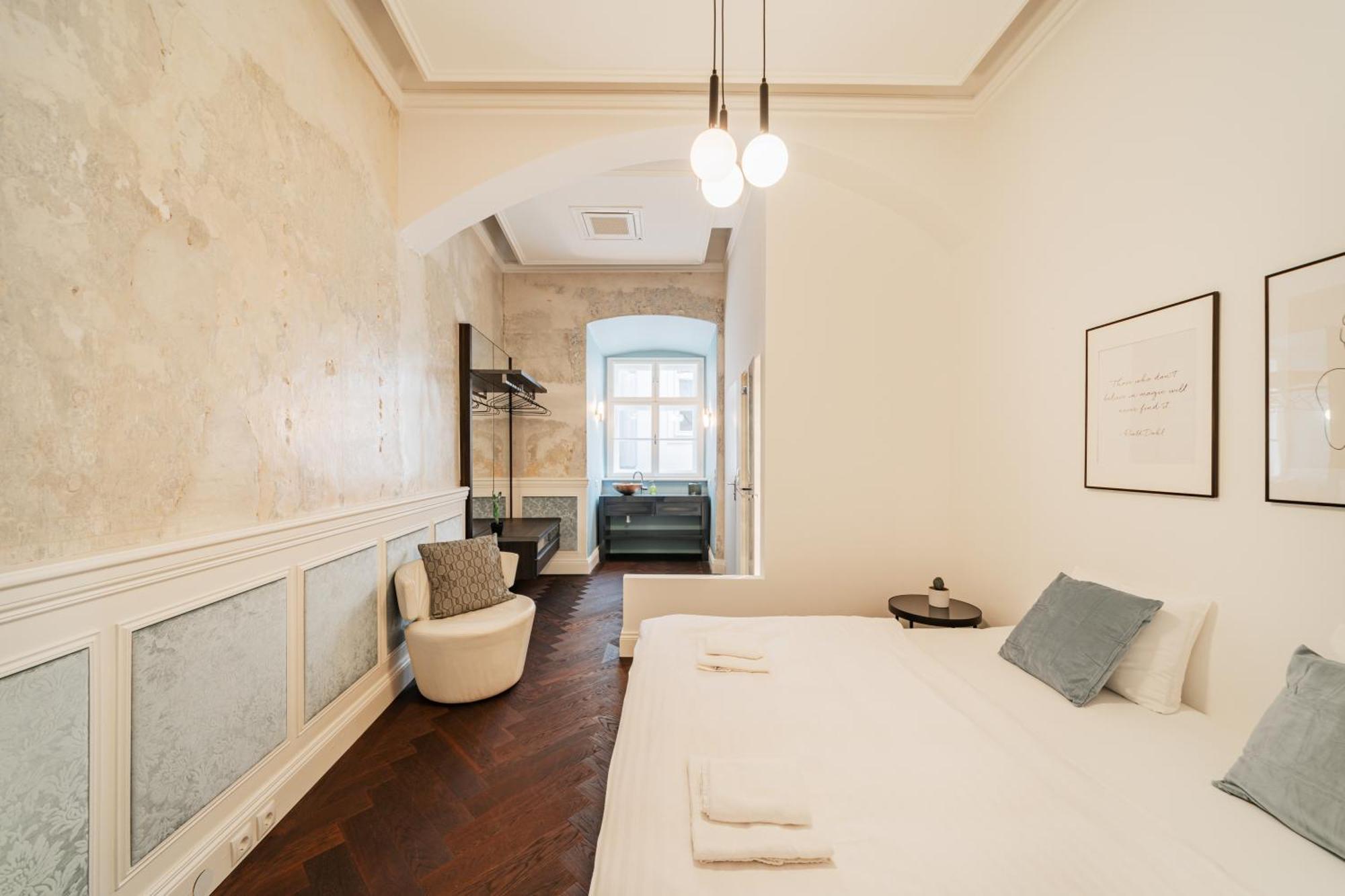 Luxury Designer In Center Of Appartement *