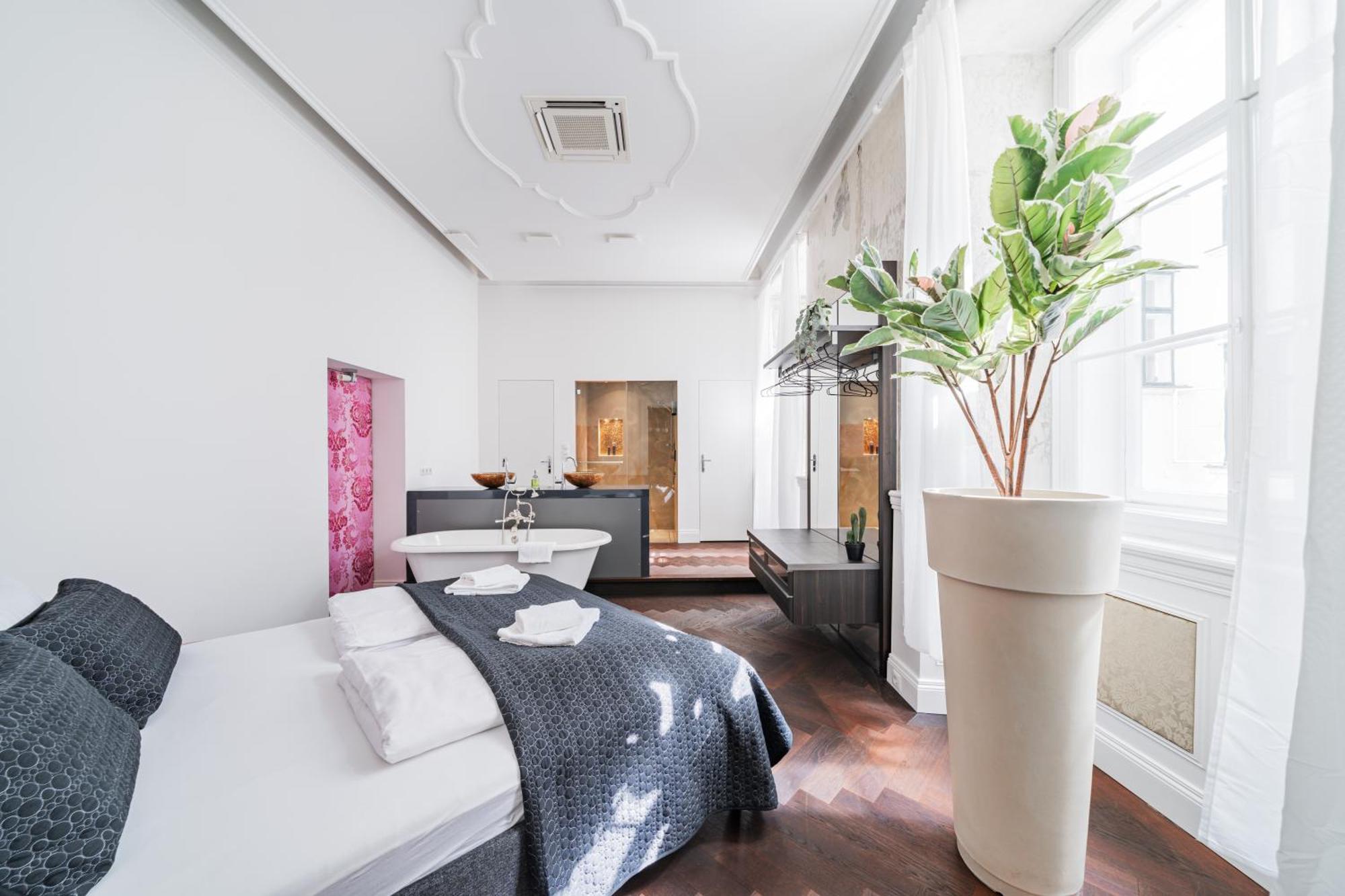 Luxury Designer In Center Of Appartement